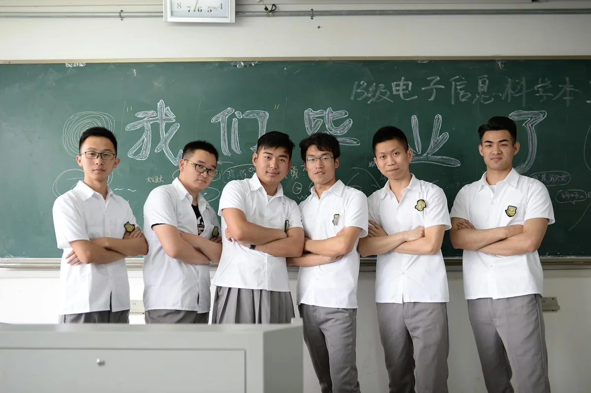 服务报告纸质特写，展示交付物的呈现形态